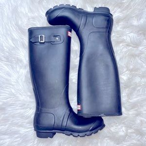Hunter Rain Boots tall 

Size 7 in women’s 
Size 5 in Men